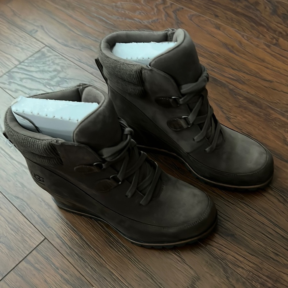 - Brand New in Box - Ugg W Kriston Boots Size 8